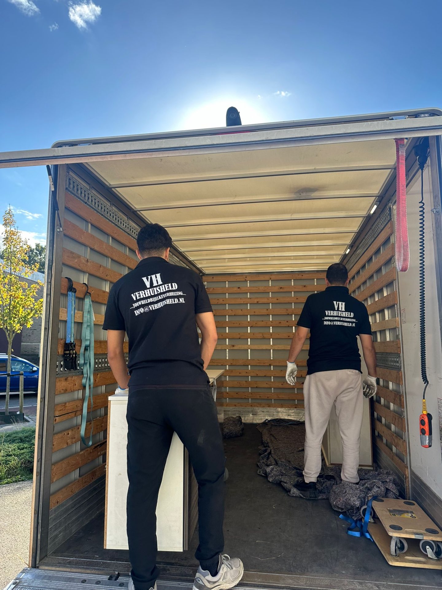 Verhuizers laden dozen in een verhuiswagen in Haarlem